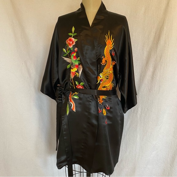 Vtg silk and silk lined hand embroidered  black Kimono. EUC Unisex - Picture 4 of 12